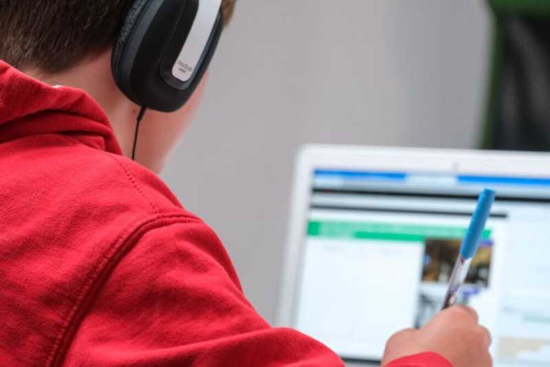 Au Pair's Guide to Screen Time and Building Trust with Host Kids
